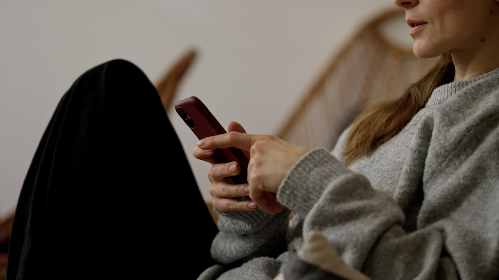 Czy smartfony nas podsłuchują? Mity, fakty i dane